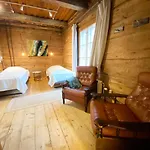 Lauri Historical Log House Manor Penzion 3*