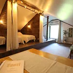 Lauri Historical Log House Manor Pensión 3*