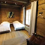Lauri Historical Log House Manor Pensión