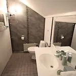 Lauri Historical Log House Manor Pensión 3*