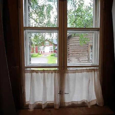 Lauri Historical Log House Manor בית הארחה